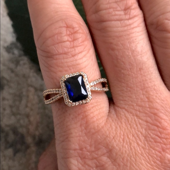 Jewelry - Blue stone ring